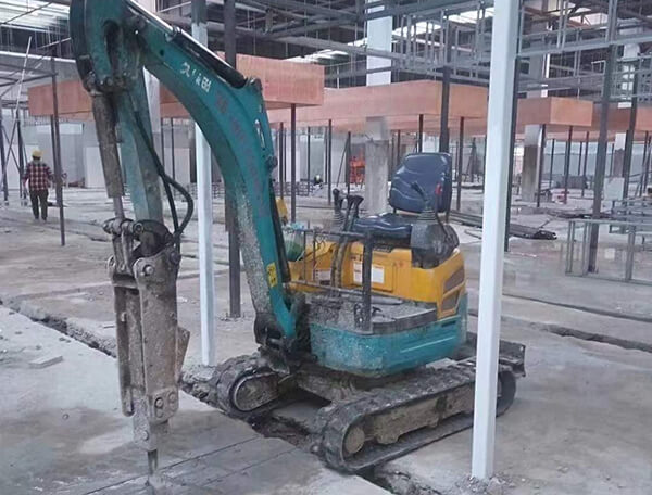 久保田小型挖機(jī)(圖1)